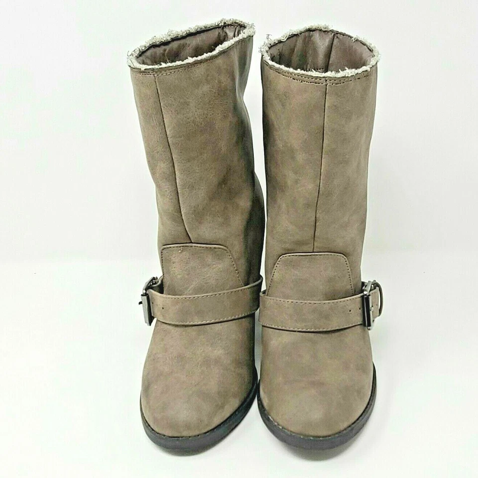 Botas de tacón Naughty Monkey de cuero sintético tostado con correa y hebilla para mujer 7,5 m Foto 3 de 4