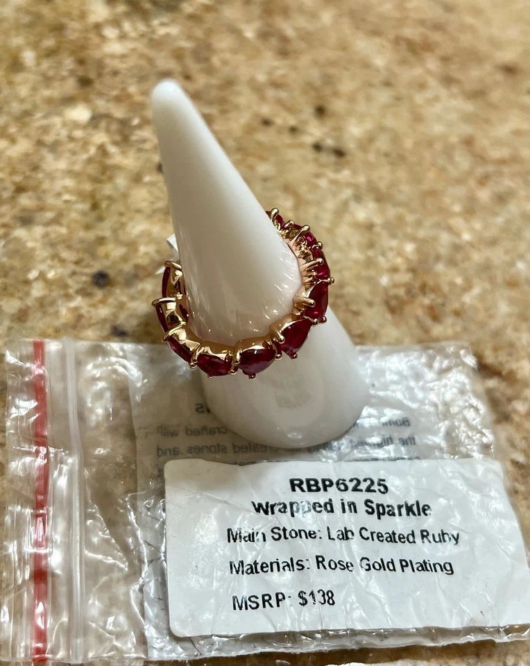 Anillo Bomb Party RBP6225 envuelto en brillantes piedras de corazón de rubí en oro rosa Foto 2 de 4