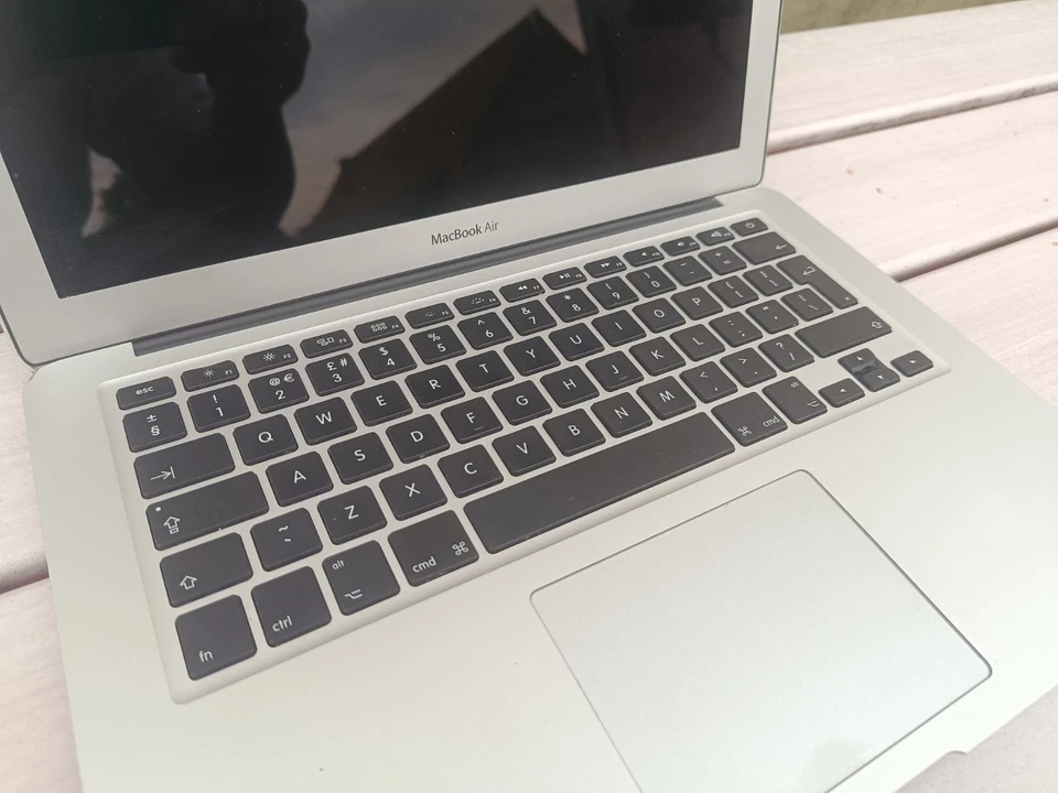 Apple MacBook Air 13.3" 2013 Intel Core i5 4GB RAMLaptop No SSD No Battery - Image 2 of 4