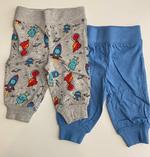 2er Pack Jungen Baby 1 - 3 Monate Jogginghosen grau Weltraum Dinosaurier uni blau Hosen