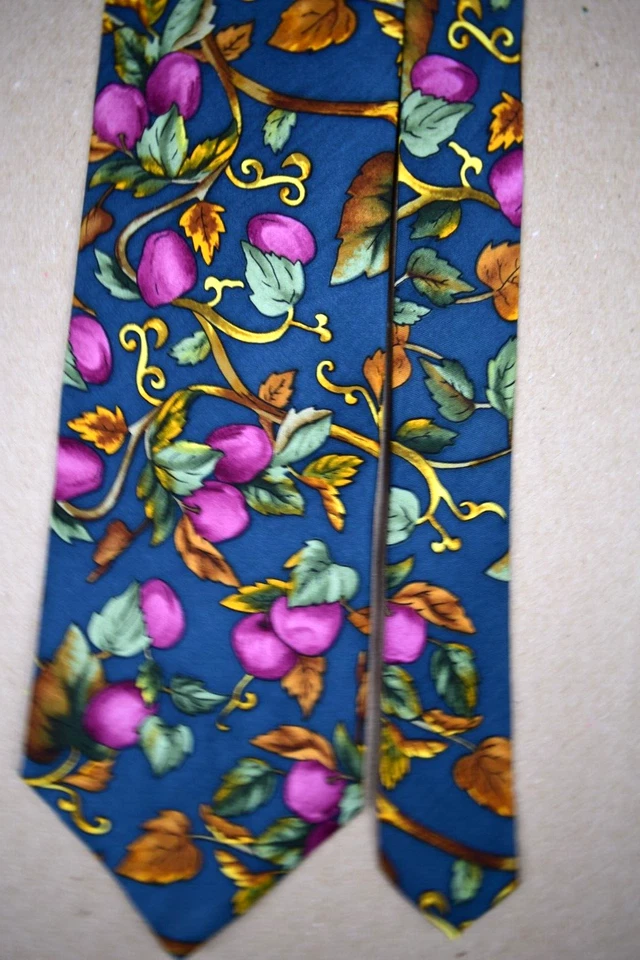 Gravata de pescoço vintage Christian Dior anos 60 anos 70 azul floral magenta frutas seda 53 x 3,75 - Imagem 3 de 4