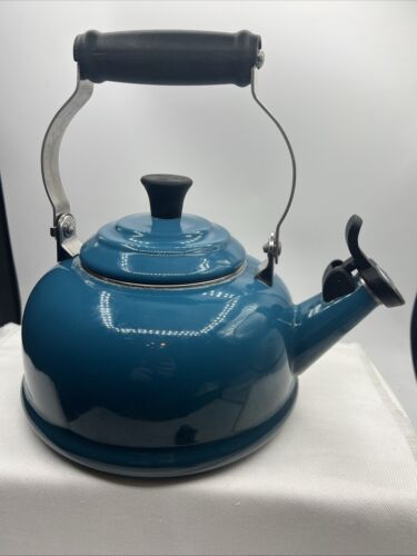 Le Creuset Whistling Tea Kettle Teapot Enamel Deep Teal Blue 1.7 Qt (1.6L)