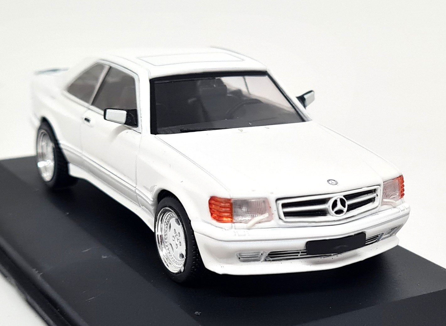 Solido 1/43 - Mercedes Benz 560 SEC AMG Widebody White Diecast Scale Model Car