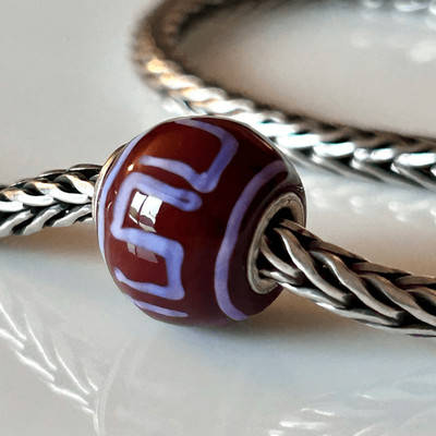 TROLLBEADS Event Mini Barrel LAA 925 Dark Maroon w Crisp Violet Geometric Design