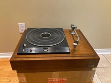 Hitachi PS-77 turntable, similar to Thorens TD-124, very  high quality machine
