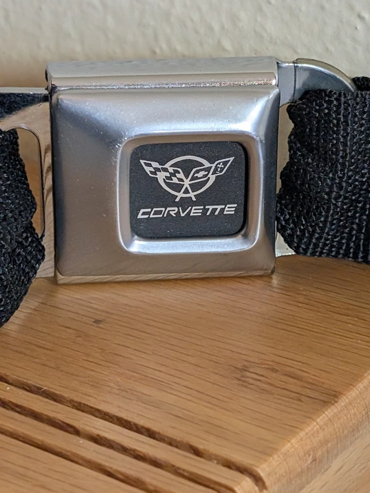 CINTURÓN DE SEGURIDAD CON LOGO CORVETTE CINTURÓN CON HEBILLA DE ACERO - AMPLIABLE HASTA 36 PULGADAS - LIGERAMENTE USADO Foto 2 de 4