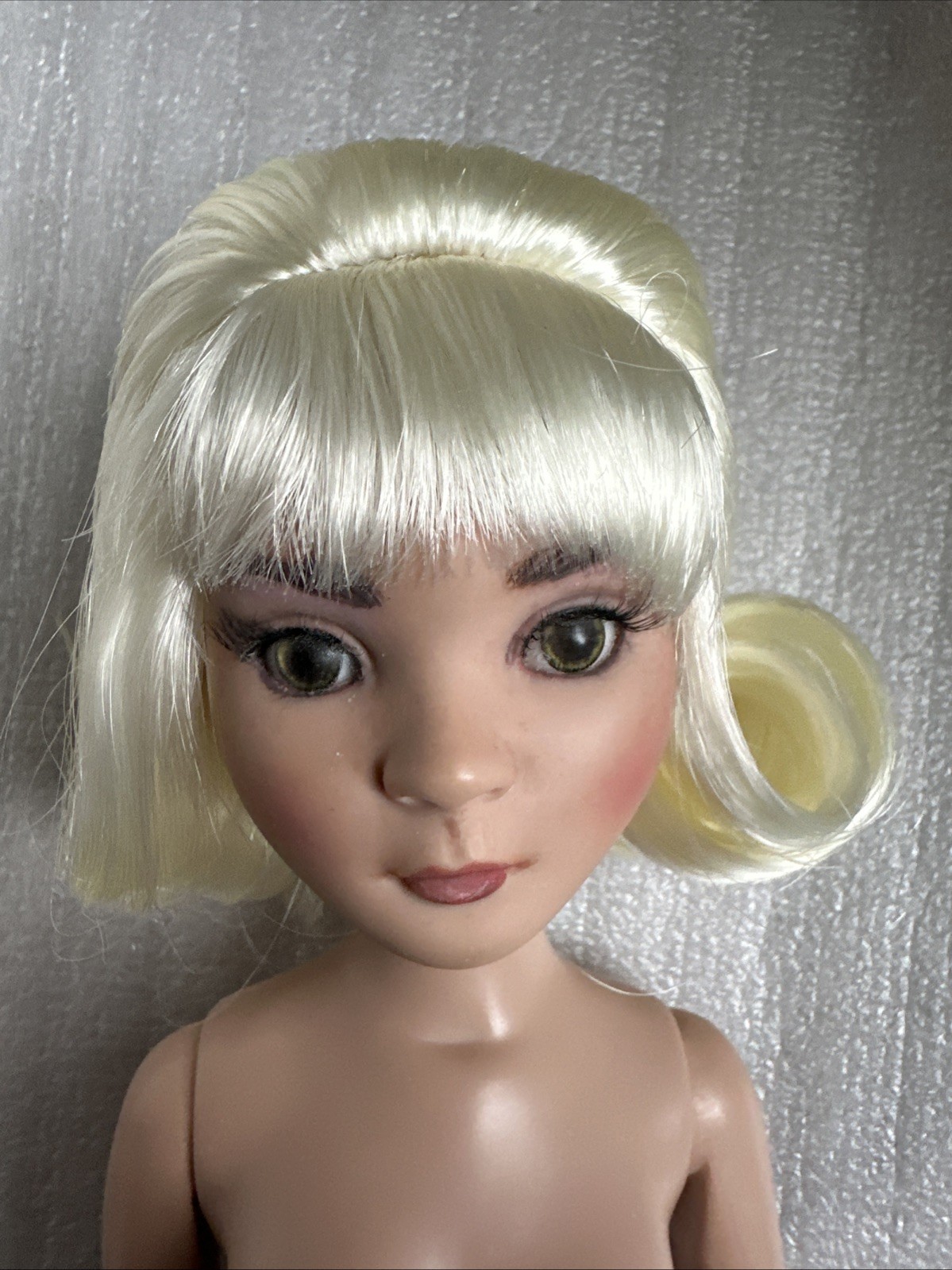 Аксессуары для кукол Tonner Ellowyne Wilde 1960’s Bouffant Raised Hairstyle Doll Wig Blonde Size 6-7 — фото 8