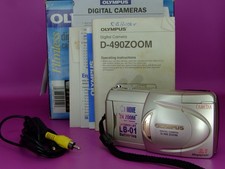OLYMPUS D-490 ZOOM DIGITAL CAMERA with ORIGINAL BOX, MANUAL AND CDS