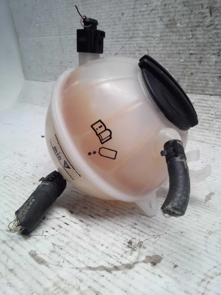 Used Engine Coolant Reservoir fits: 2015 Volkswagen Passat  Grade A Foto 2 de 4