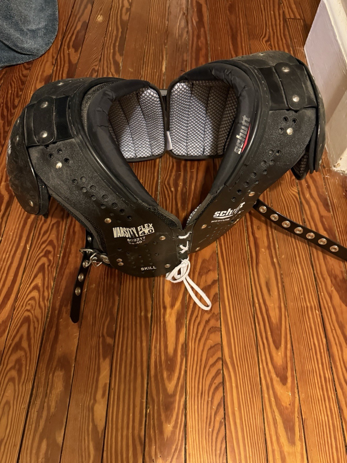 Schutt Varsity Flex 4.0 Football Shoulder Pads Medium, 38-40" Size, 17-18" Skill