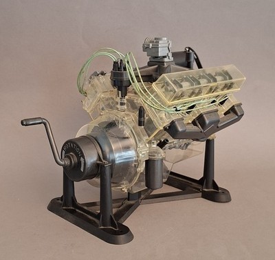 REVELL / MONOGRAM V8-Motor 1:4 Funktionsmodell volle Funktion -unvollst. v. 1994