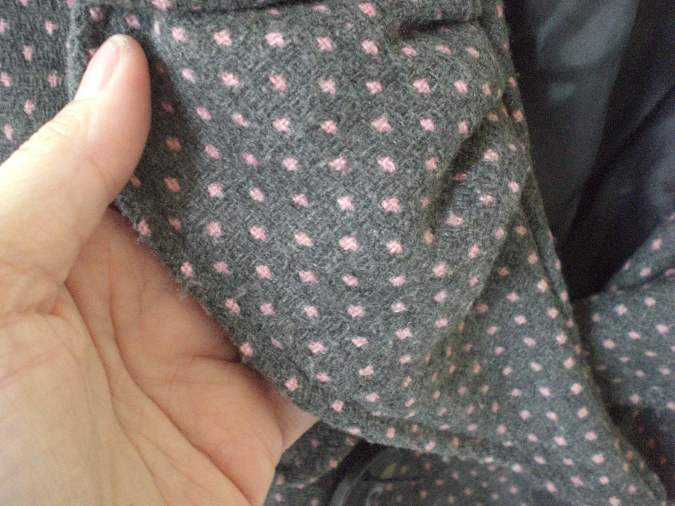 Abrigo Chaqueta Wet Seal Gris con Lunares Rosados GRANDE Foto 3 de 4