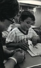 1992 Press Photo Karen Jensen, principal of Meadow brook listens to Justin Bloch