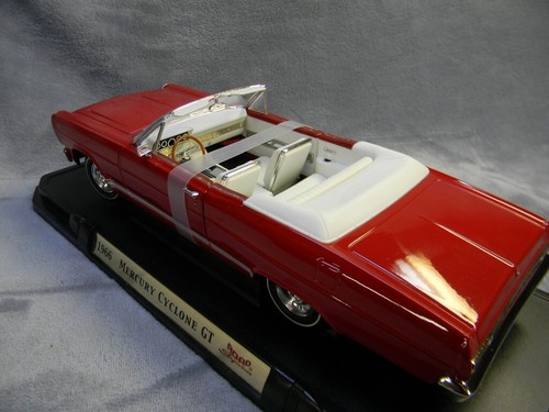 1/18 SCALE ROAD SIGNATURE 1966 MERCURY CYCLONE GT CONVERTIBLE RED DIECAST CAR - Picture 7 of 17