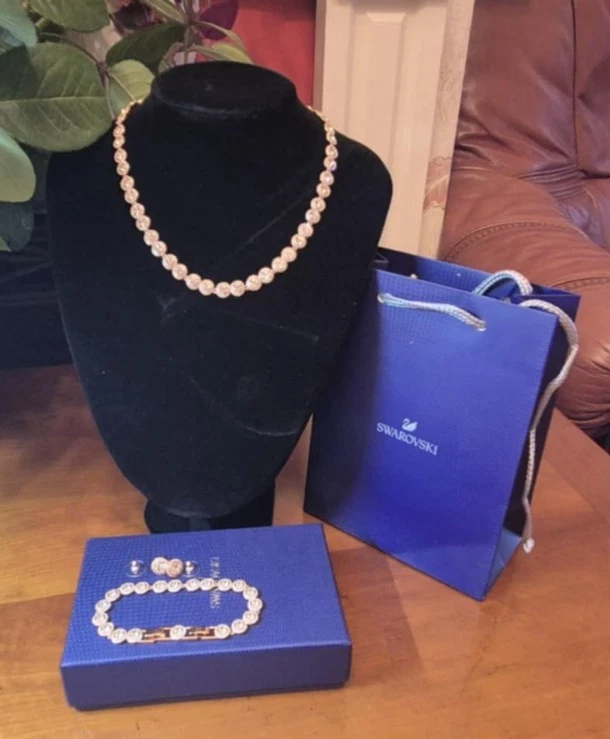 Conjunto angélico Swarovski ouro rosa corte redondo cristais brancos + caixa e bolsa de presente - Imagem 2 de 4