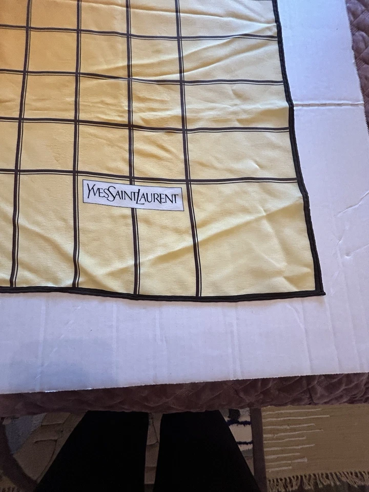Cachecol de seda retrô Yves Saint Laurent YSL amarelo marrom geométrico 30” LOGOTIPO vintage - Imagem 4 de 4