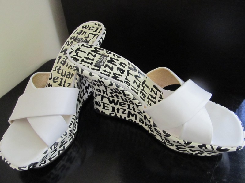 NWOB STUART WEITZMAN WHITE/BLACK GRAFFITI PRINT WEDGES SANDALS SHOES -- SIZE 10