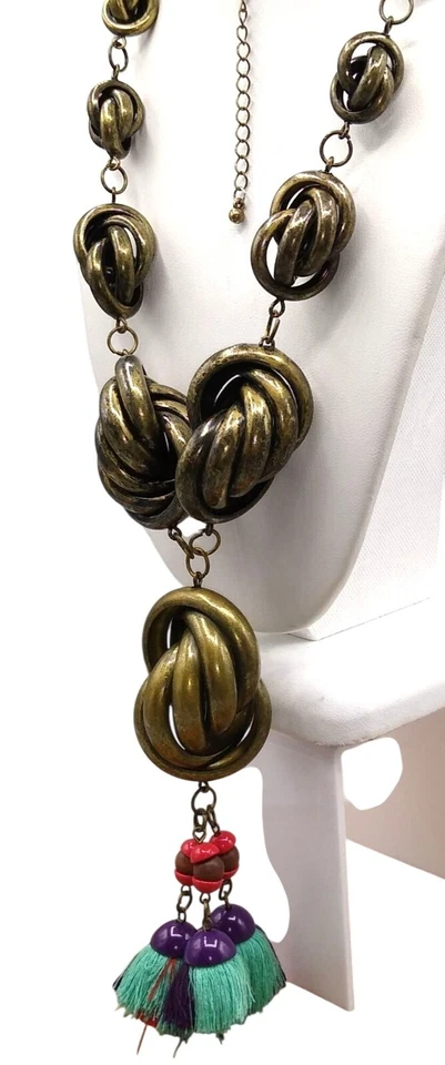 Colar Anthropologie de nós robustos e borlas coloridas, lapela de bronze, ousado - Imagem 3 de 4