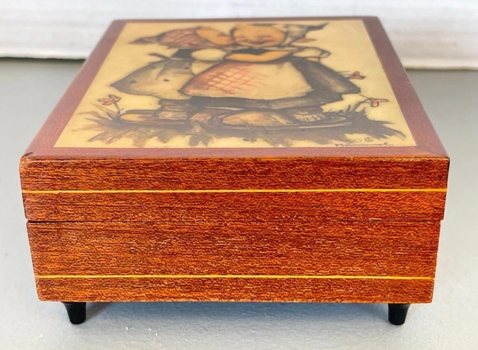 Caja de música de madera Hummel de colección dos niñas en algún lugar mi amor hecha en Italia Foto 2 de 4