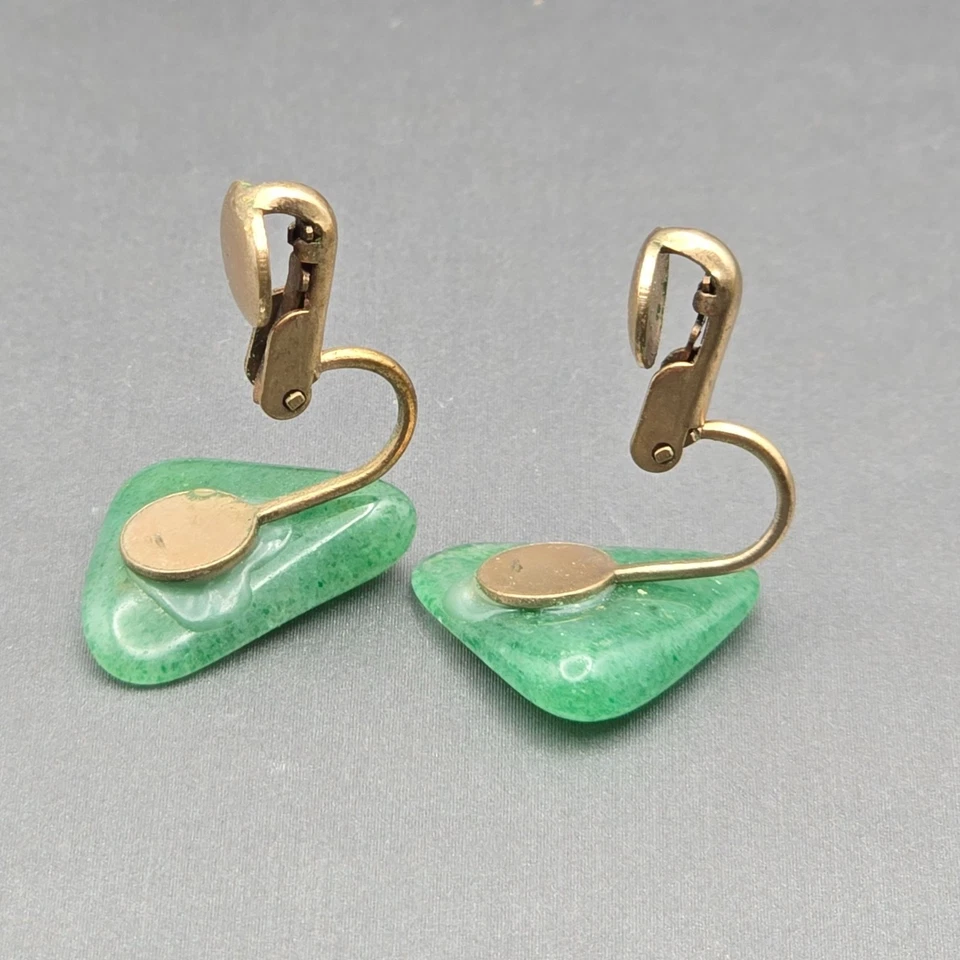 Pendientes de clip triángulo de piedras preciosas aventurina verde de colección tono dorado de 0,75" MCM 1950 Foto 4 de 4