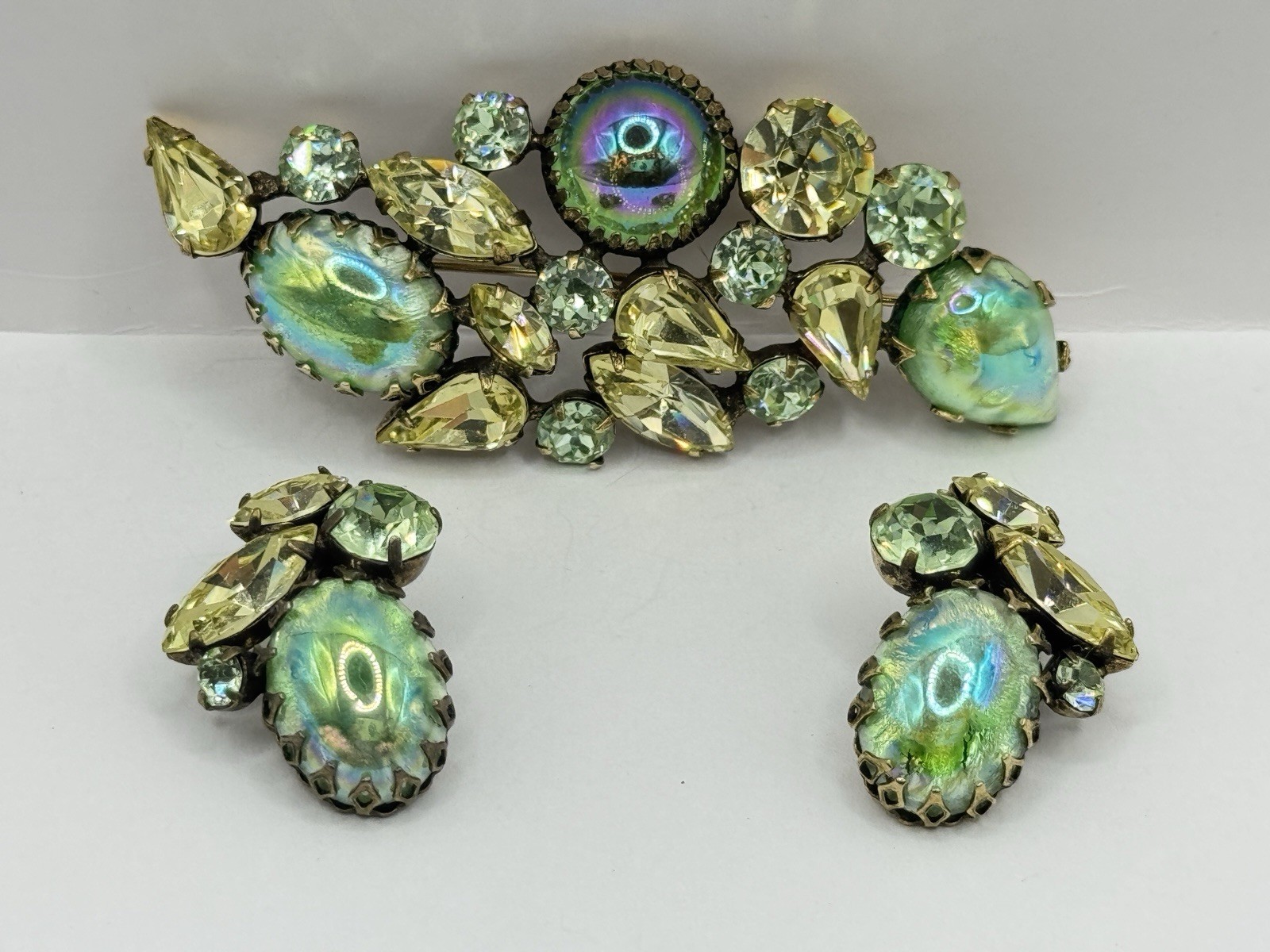 Vintage REGENCY Large Cat Eye Art Green Color Glass Brooch Pin & Earrings Set