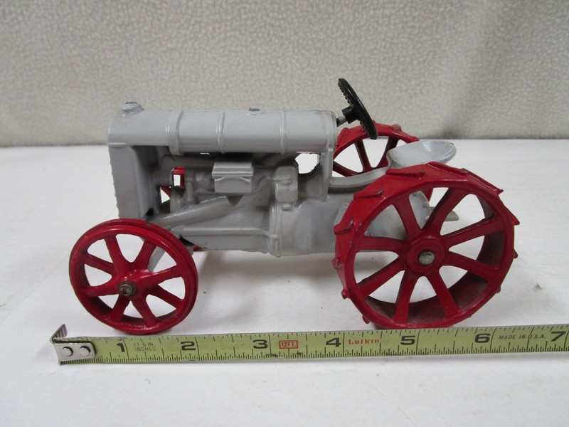 Vintage Fordson 1:16 Scale Farm Tractor