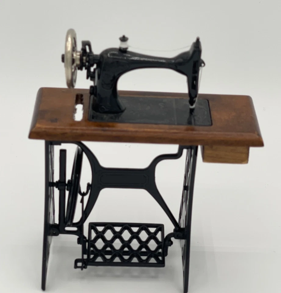 Máquina de coser caballete para casa de muñecas Heidi Ott Foto 4 de 4