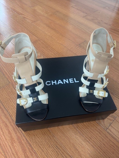 Chanel 2011 Interlocking CC Logo Gladiator Sandal… - image 6