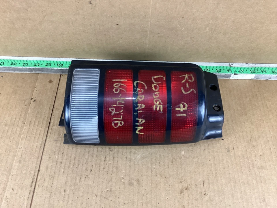 Conjunto de luz trasera derecha del lado del pasajero Dodge Caravan 1991-1993 Foto 4 de 4