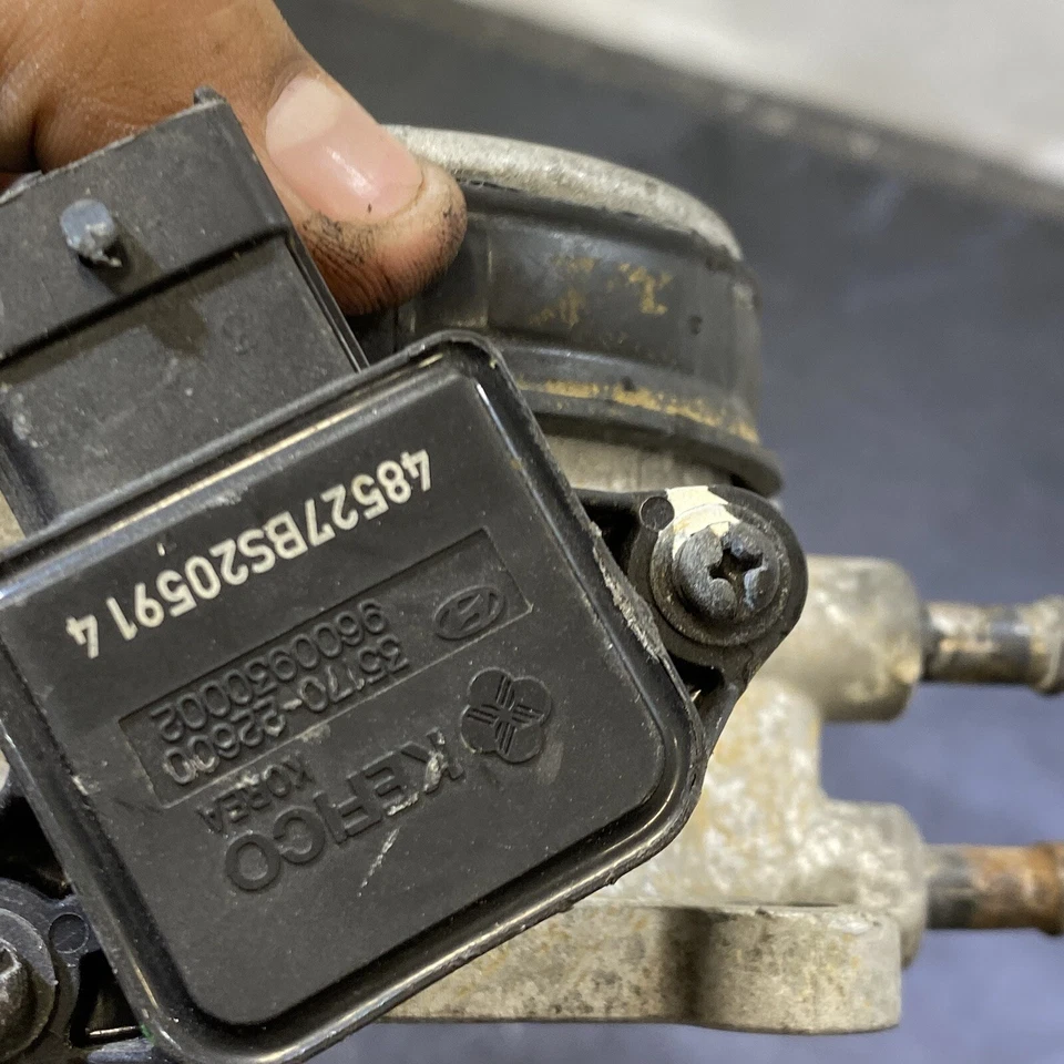 2005 - 2010 HYUNDAI TUCSON THROTTLE 身体 2.7L 二手 原始设备制造商 — 第 4/4 张图片