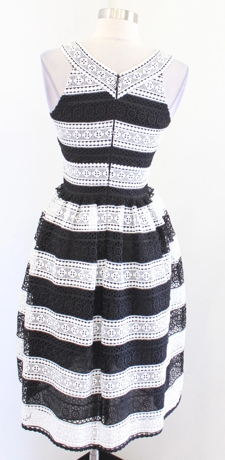 Abito Kate Spade nero bianco a righe aderente e svasato in pizzo all'uncinetto nuovo con etichette taglia 00