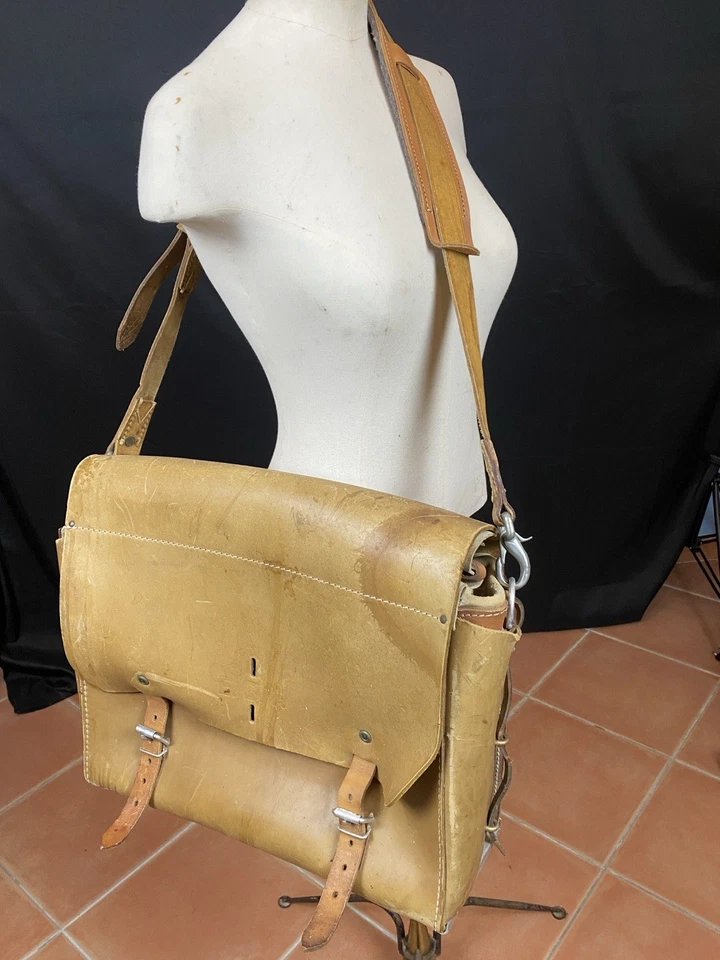 Vintage 1960s Thick Leather Camel Work Bag - Image 2 of 4