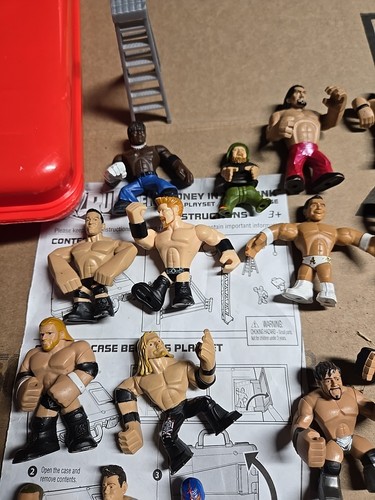 Estuche de anillo de dinero en banco de WWE Rumblers con 32 figuras de luchadores - Imagen 4 de 8