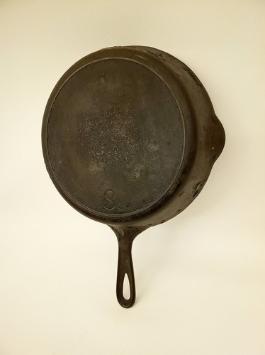 Antique pre-Griswold Erie 8 cast iron skillet frying pan