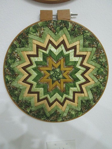 2 Wanddeko HOOPS Quilt Stoff Präriespitze "gefaltete Sterne" Natur Erde Palmen
