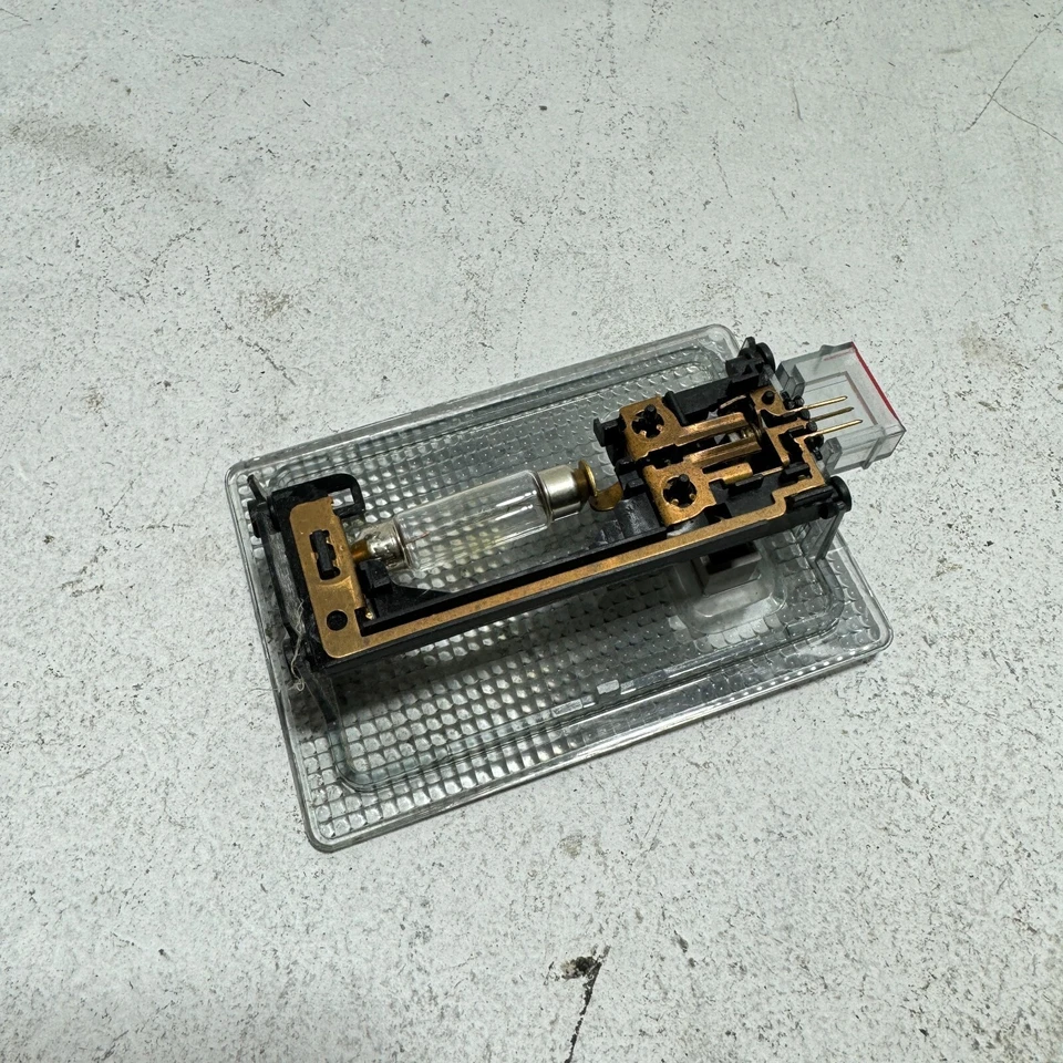 Lámpara domo interior de cortesía Chevrolet Sonic 2012-2020 OEM Foto 4 de 4