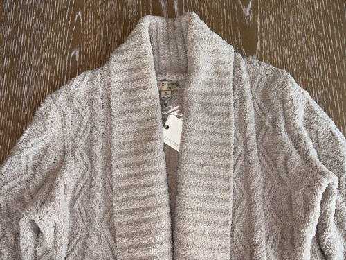 $198 NUEVO CON ETIQUETAS BAREFOOT DREAMS CozyChic Mantón con Cable Cárdigan Taupe DELICIOSO HALLAZGO RARO XS - Imagen 6 de 15
