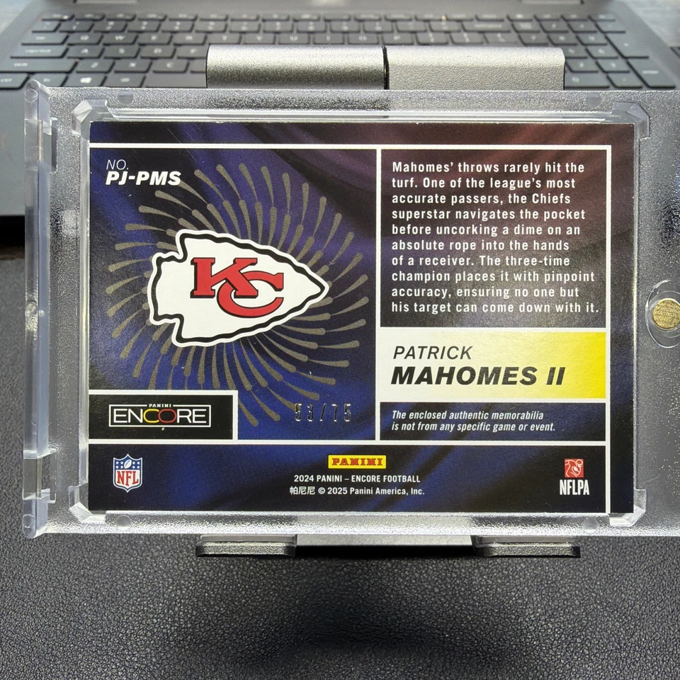 CAMISETA PINNACLE PANINI PATRICK MAHOMES II/75 2024 - COLOR ROJO ¡Mira! Foto 2 de 4