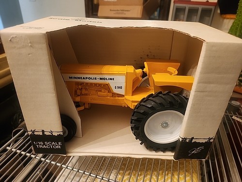 Minneapolis-Moline G940 escala 1/16 ¡NUEVO EN CAJA Y ENVÍO GRATIS EL MISMO DÍA! - Imagen 1 de 1