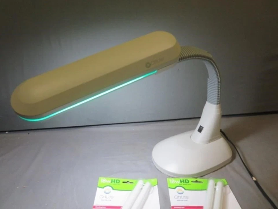 Lâmpada de mesa Ott-Lite ajustável pescoço artesanato 120V 18W lâmpada substituível modelo T8637T - Imagem 3 de 4