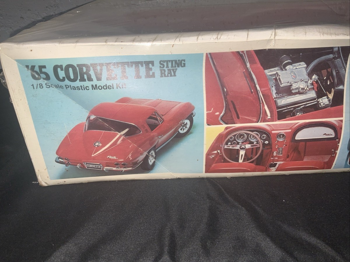 Vintage 1:8 Scale Monogram Corvette '65 Sting Ray Vintage Model