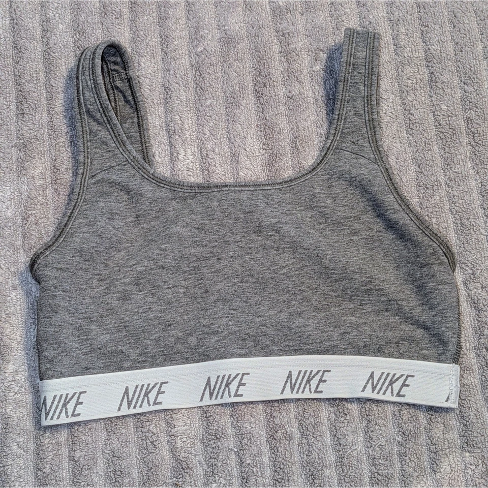 Sujetador deportivo Nike gris blanco logotipo ropa deportiva cómodo informal todos los días talla pequeña Foto 3 de 4