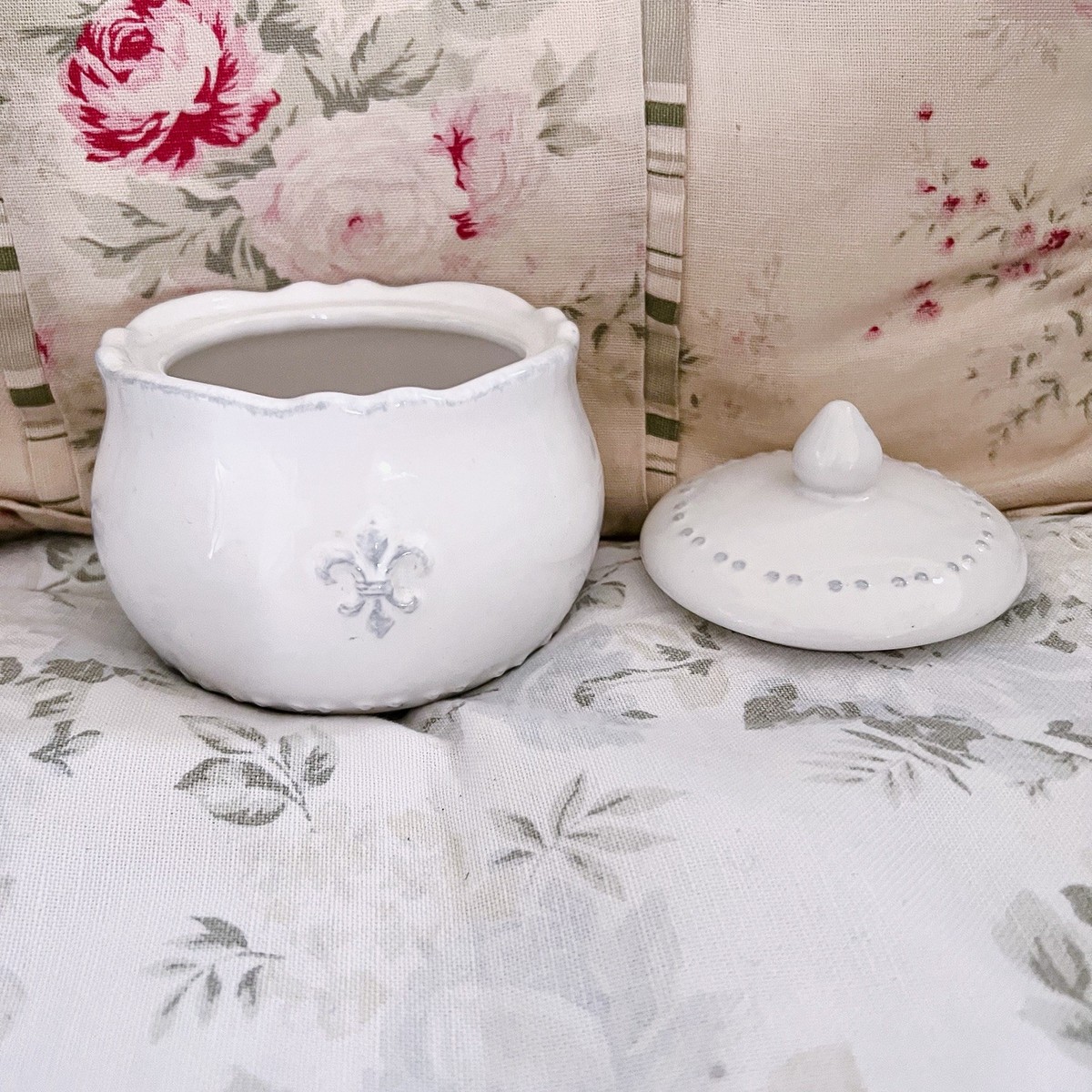 Rachel Ashwell Simply Shabby Chic Fleur de Lys White Bath Vanity 3