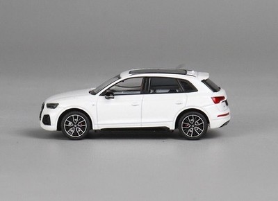 JKM 1:64 White Q5L City SUV Sports Model Diecast Display Car Quick