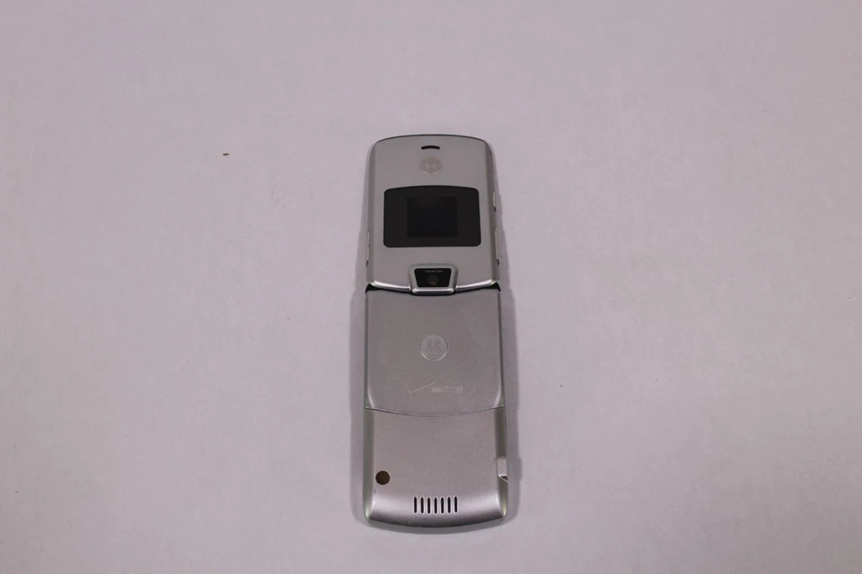 RARE Motorola RAZR V3m Verizon Silver Cellular Flip Phone Tested Working - Image 4 of 4