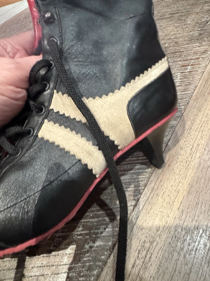 Botas de cuero raras vintage de principios de siglo hechas a mano en Italia con cordones para damas. Foto 2 de 4