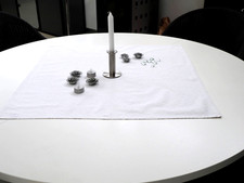  Damast Mitteldecke, weiß, Maße: ca. 75 x 75 cm, gebraucht (ohne Dekoration)