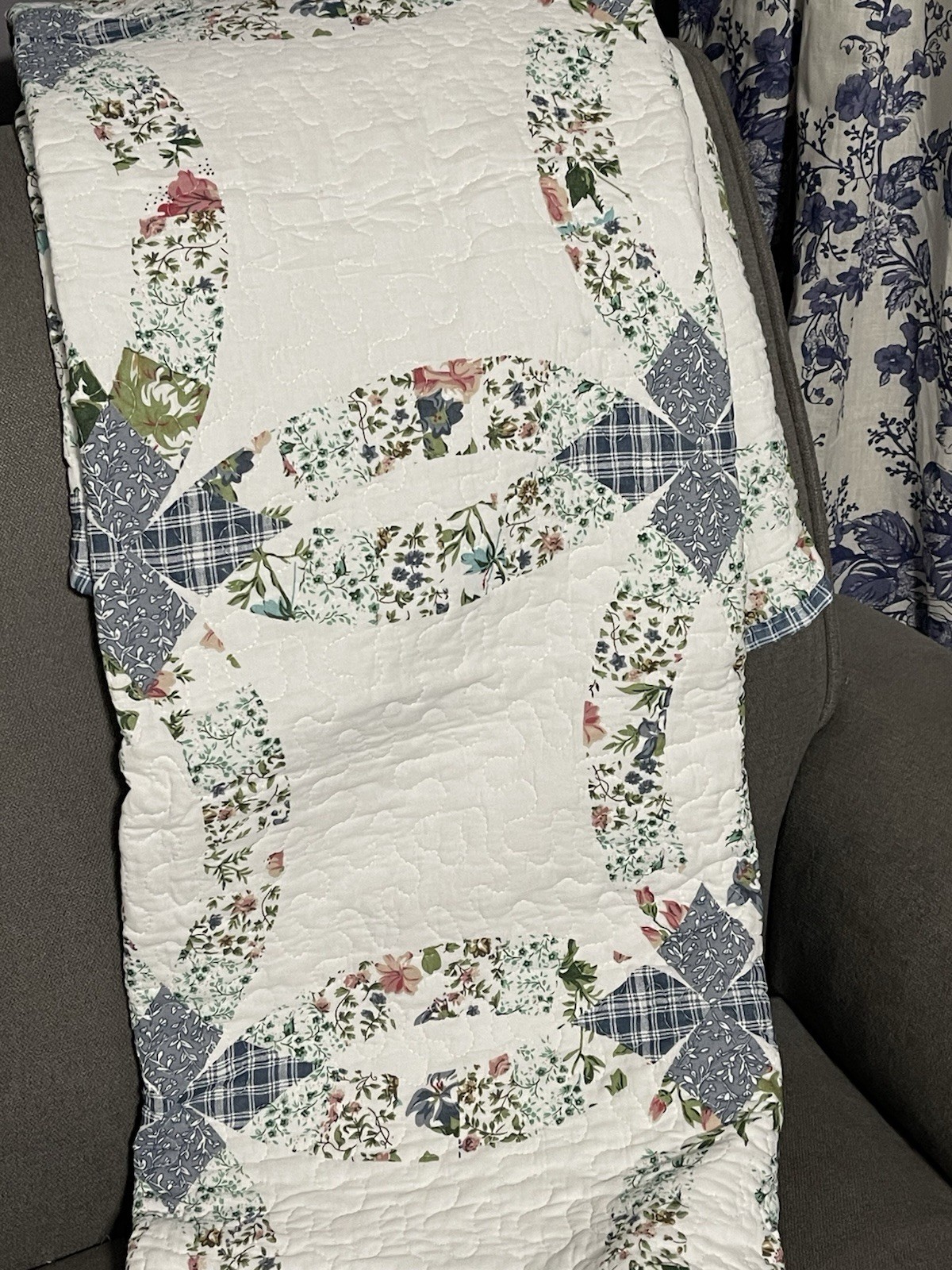 Double Wedding Ring Style Quilted Throw. 50 X 60