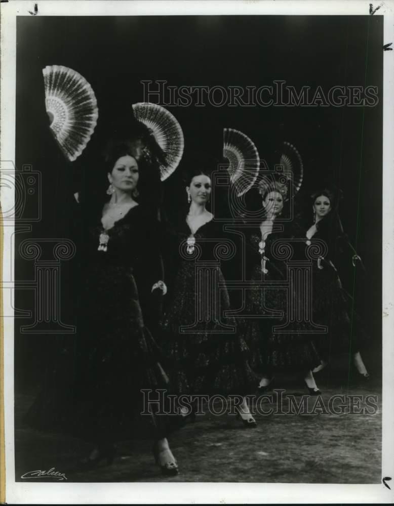 Foto de prensa bailarines actuando en el Festival Nacional de Ballet de España