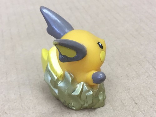 B. 2008 Pokemon Finger Puppet Raichu Figure Gotta Catch Them All Nintendo Bandai - Picture 4 of 5